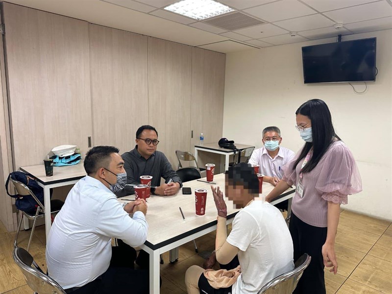 KDEI Taipei melakukan kunjungan ke Central Taiwan Burn Rehabilitation Center di Taichung untuk memberikan layanan kepada korban PMI dengan kondisi tubuhnya terbakar 85 persen (dua dari kanan, berbaju putih). (Sumber Foto : KDEI)