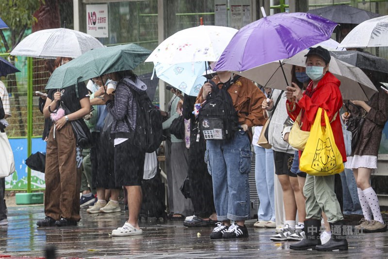 Para komuter di Taipei menerobos hujan pada Selasa. (Sumber Foto : CNA, 21 Oktober 2025)