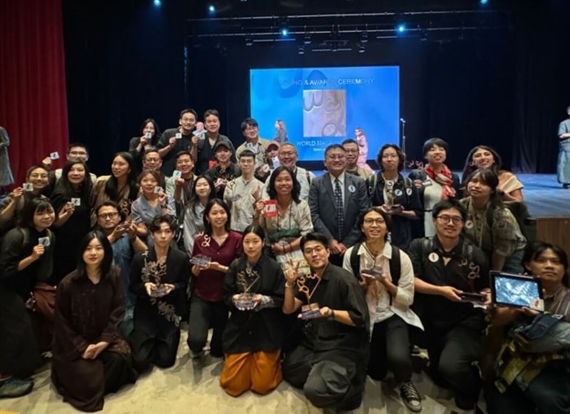 Para pemenang Taiwan dari World Stage Design 2025 memamerkan penghargaan mereka. (Sumber Foto : Dokumentasi International Organisation of Scenographers, Theatre Architects and Technicians)