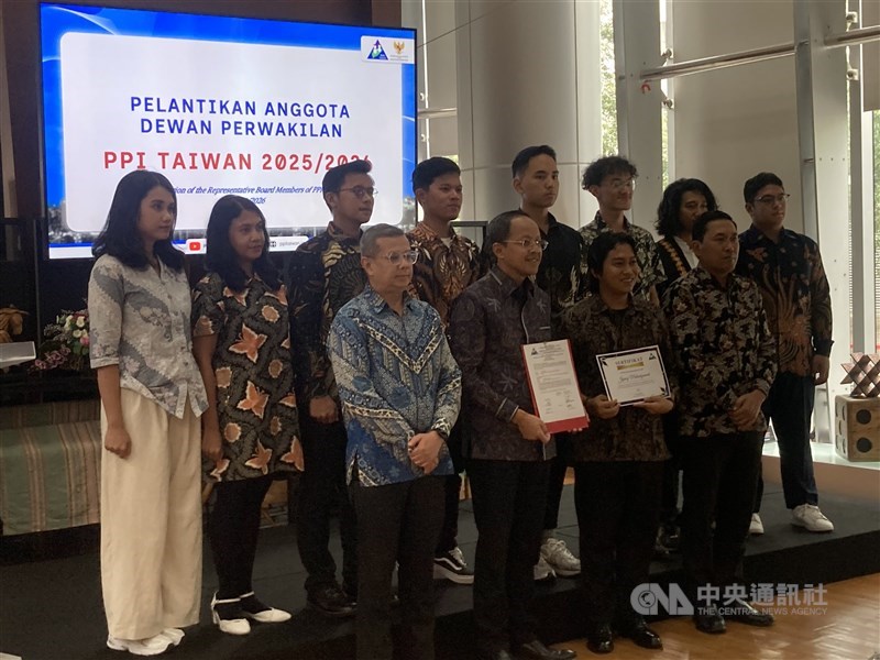 Ketua DP PPI Taiwan, Jajang Muhariansyah (dua dari kanan depan) resmi dilantik oleh KDEI Taipei, Sabtu. (Sumber Foto: CNA, 25 Oktober 2025)