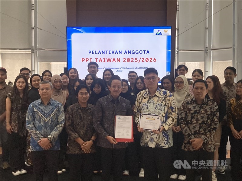 Ketua PPI Taiwan, Ignatius Reyner Giovanni (batik warna terang) berfoto bersama Kepala KDEI Arif Sulistiyo dan pengurus PPI Taiwan 2025-2026, Sabtu. (Sumber Foto: CNA, 25 Oktober 2025)