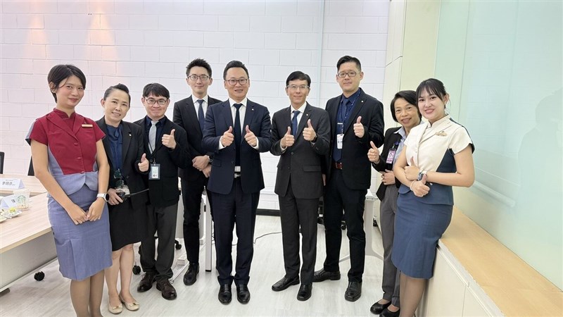 Presiden China Airlines, Chen Han-ming (tengah), berpose bersama anggota Kantor Bangkok China Air. (Sumber Foto : Dokumentasi China Air)