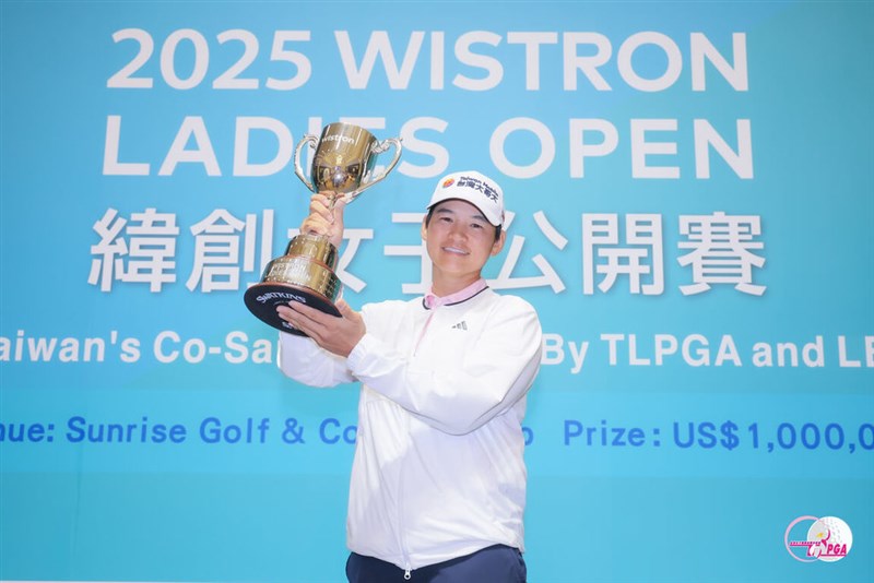 Mantan pegolf nomor 1 dunia LPGA, Yani Tseng, berpose dengan trofi Wistron Ladies Open miliknya pada Minggu. (Sumber Foto: TLPGA)