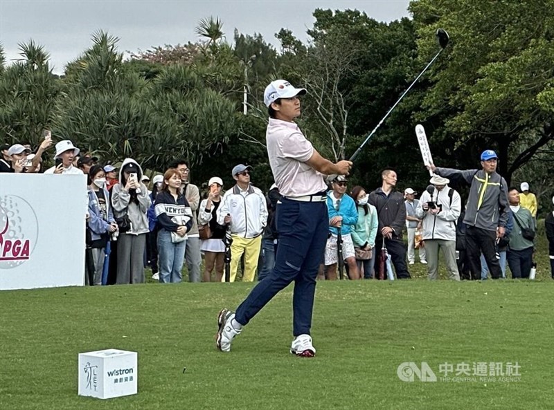 Yani Tseng melakukan tee off di hole ke-18 pada Wistron Ladies Open 2025 hari Minggu. (Sumber Foto: CNA, 26 Oktober 2025)