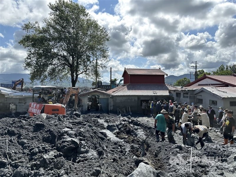 Para relawan tiba untuk mendukung upaya pemulihan di Kabupaten Hualien pada awal Oktober. (Sumber Foto : Dokumentasi CNA)