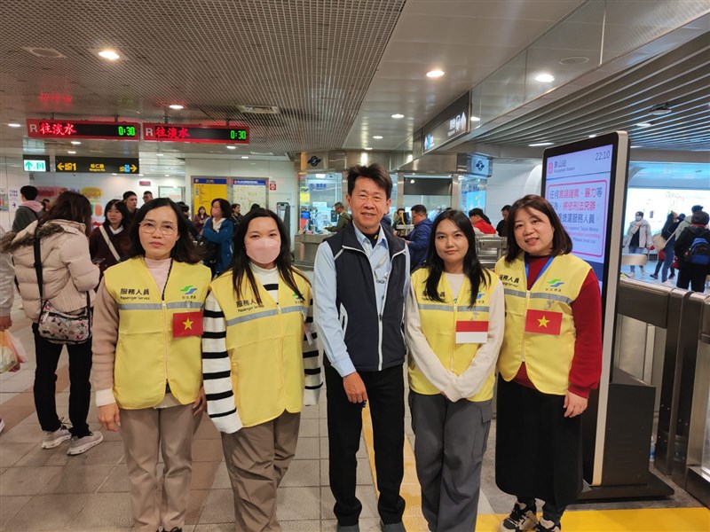 Rara (dua dari kanan) sebagai sukarelawan penunjuk arah pada kerumunan malam tahun baru bertempat di MRT Xiangshan. (Sumber Foto : Rara).