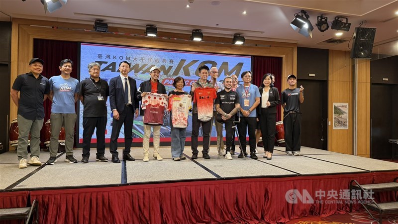 Konferensi pers prabalap dan resepsi penyambutan pembalap 2025 Taiwan KOM Pacific Classic di Hotel Fullon Hualien, Minggu. (Sumber Foto : CNA, 26 Oktober 2025)
