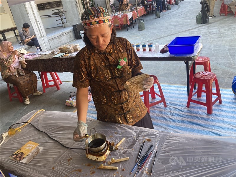 Saian Nur Fajri memperlihatkan kepiawaian membatiknya dalam acara Festival Batik di Taipei baru-baru ini. (Sumber Foto : Dokumentasi CNA)