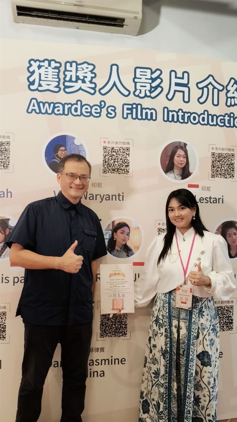 Rara menerima sertifikat penghargaan yang diberikan oleh perwakilan dari Kantor Pekerja Migran dan Disabilitas Kota Taipei. (Sumber Foro : Rara).