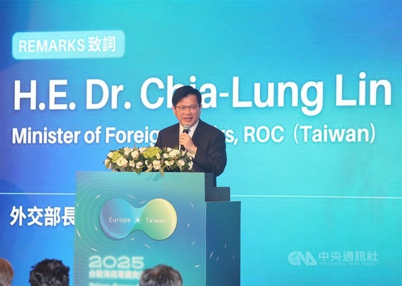 Menteri Luar Negeri Lin Chia-lung berbicara di Taiwan-Europe Subsea Cable Security Cooperation Forum 2025 di Taipei. (Sumber Foto : CNA, 28 Oktober 2025)