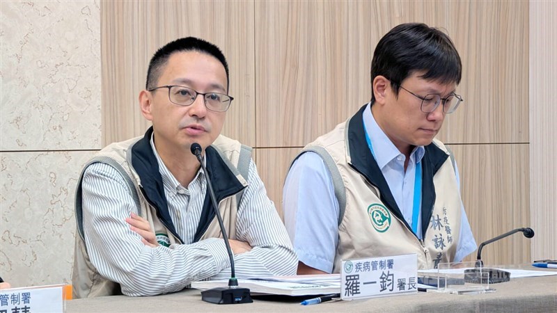 Direktur Jenderal CDC Lo Yi-chun (kiri) dan dokter CDC Lin Yung-ching. (Sumber Foto : Dokumentasi CNA)