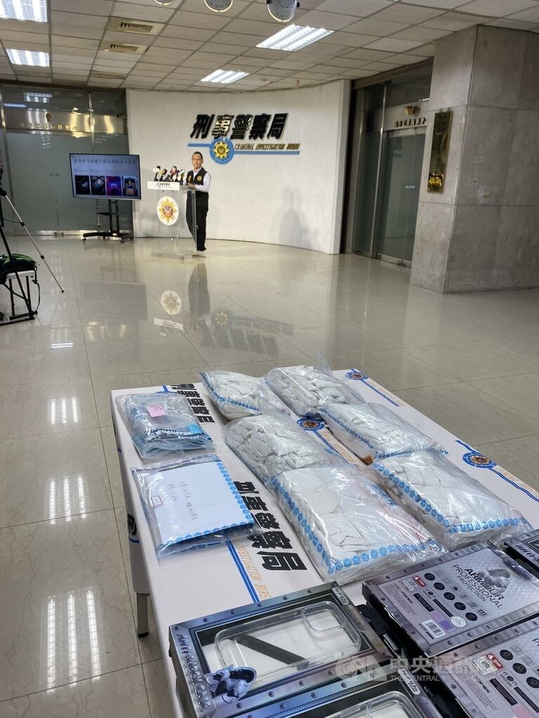 Biro Investigasi Kriminal menemukan sejumlah heroin yang disembunyikan di dalam sebuah kover ponsel yang dikirim ke Kota Keelung hari Selasa. (Sumber Foto : CNA, 28 Oktober 2025)