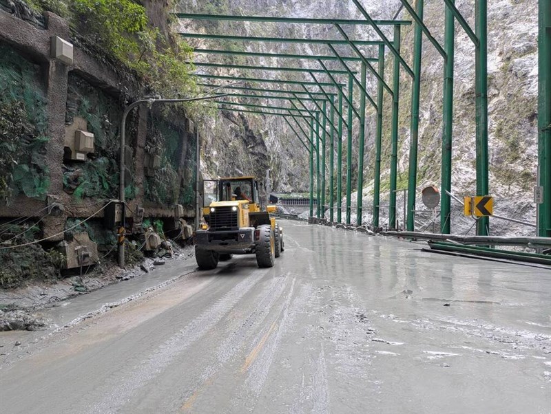 Sebuah truk derek melaju di sepanjang bagian Jalan Raya Lintas Tengah Pulau dekat Taman Nasional Taroko pada Rabu. (Sumber Foto : Biro Jalan Raya)