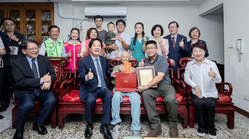 Presiden Lai Ching-te (depan, kedua dari kiri) mengunjungi centenarian Chen Huo-sen di Taichung pada 14 Oktober. Foto milik Kantor Presiden