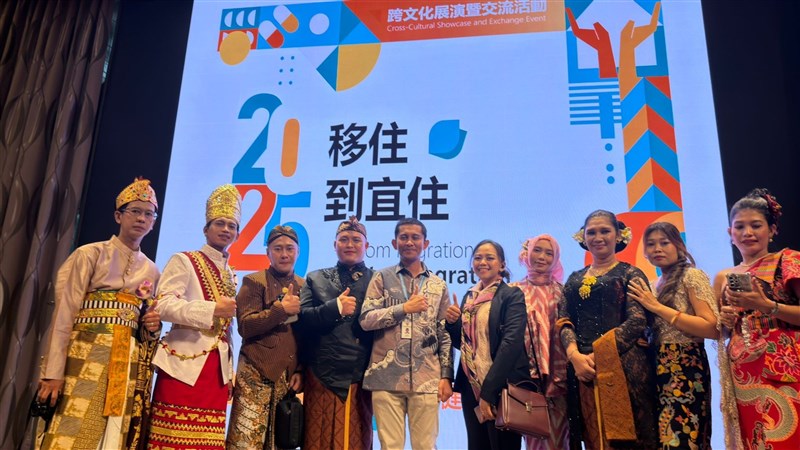 Kadir, analis bidang ketenagakerjaan (lima dari kiri) sedang berfoto bersama rekan-rekan PMI di acara Festival Hidup Sehat dan Budaya Migran. (Sumber Foto : KDEI)