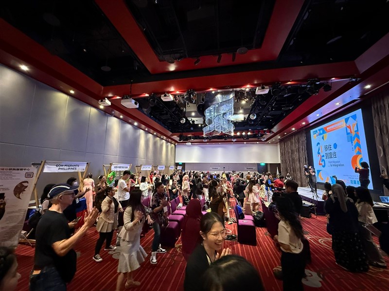 Suasana penuh keakraban terlihat di antara para pekerja migran asing (PMA) dari Vietnam, Filipina, Thailand, dan Indonesia. (Sumber Foto : KDEI).