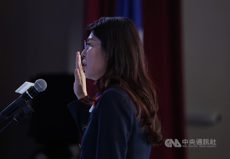 Ketua Kuomintang Cheng Li-wun berjanji akan memimpin partai pada hari pelantikannya di Taipei hari Sabtu. (Sumber Foto : CNA, 1 November 2025)