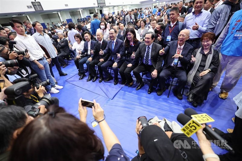 Ketua Kuomintang Eric Chu (depan, keempat dari kiri) dan Ketua terpilih Cheng Li-wun (depan, keempat dari kanan) berpose untuk foto bersama dengan mantan Presiden Ma Ying-jeou (depan, ketiga dari kanan), Presiden Yuan Legislatif Han Kuo-yu (depan, ketiga dari kiri), Wakil Presiden Yuan Legislatif Johnny Chiang (depan, kedua dari kiri), mantan Ketua KMT Hung Hsiu-chu (depan, kanan) dan Wu Po-hsiung (depan, kedua dari kanan). (Sumber Foto : CNA, 1 November 2025)