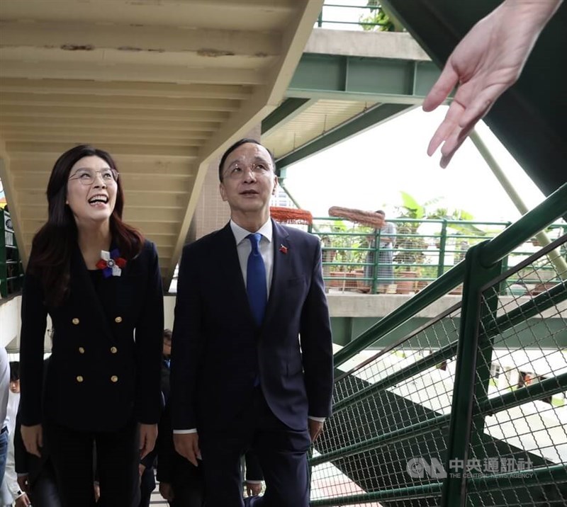 Ketua baru Kuomintang Cheng Li-wun tiba di lokasi acara di Taipei bersama mantan Ketua KMT Eric Chu pada Sabtu. (Sumber Foto : CNA, 1 November 2025)