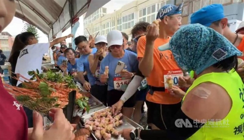 Penyelenggara Penghu Cross-Island Marathon menyiapkan 10 pos makanan yang menawarkan lebih dari 100 hidangan lokal di sepanjang rute. (Sumber Foto : CNA).