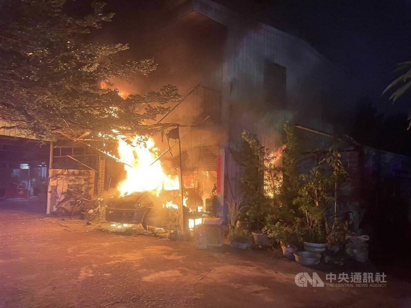 Kebakaran terjadi di sebuah gedung hunian di Distrik Wuri, Taichung, pada Senin pagi. (Sumber Foto : Otoritas setempat)
