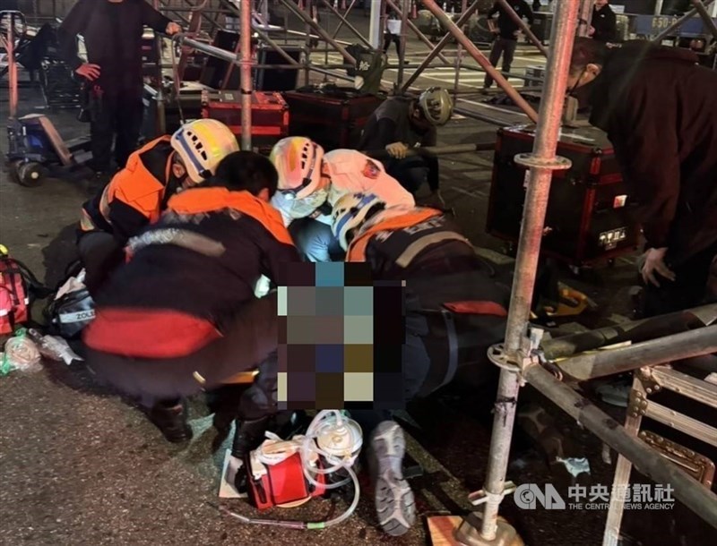 Petugas penyelamat merawat seseorang yang terluka di sebuah lokasi konstruksi di Taipei pada bulan Desember lalu. (Sumber Foto : Dokumentasi CNA)
