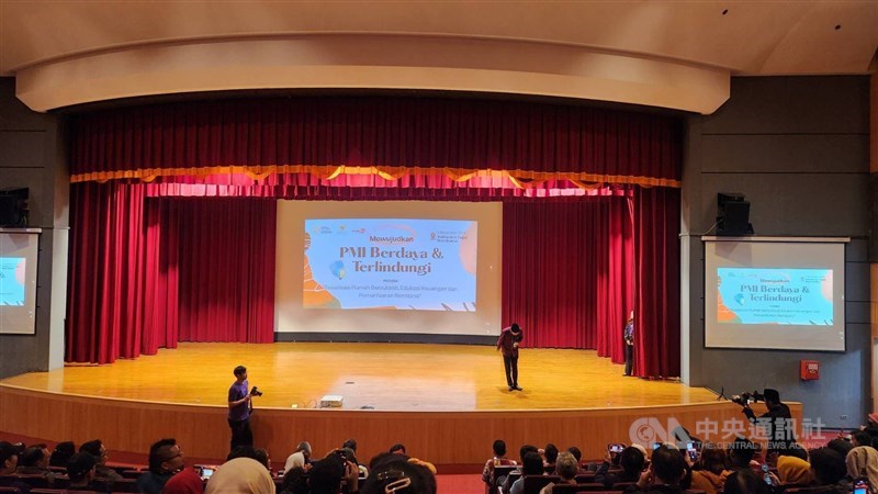 Kegiatan sosialisasi rumah bersubsidi bagi PMI di Taipei Main Station. (Sumber Foto : CNA, 2 November 2025)