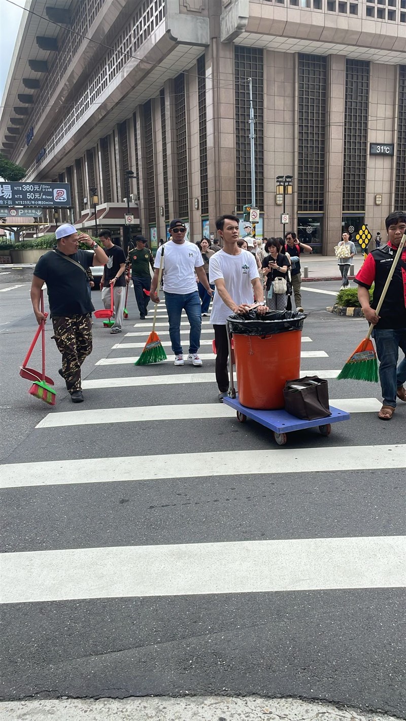 Kegiatan kerja bakti PCINU di depan Taipei Main Station. (Sumber Foto : PCINU)