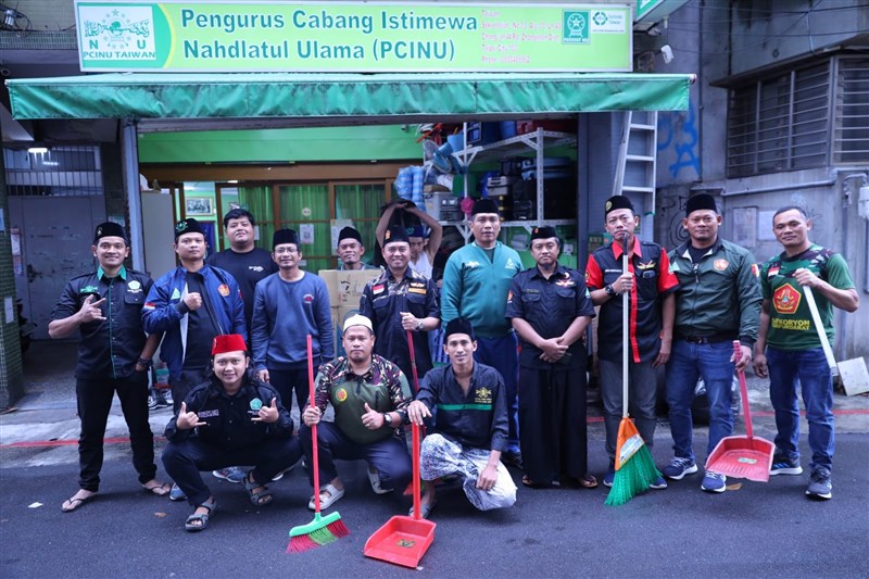 Sebanyak 14 orang berkumpul di depan kantor sekretariat Pengurus Cabang Nahdlatul Ulama (PCINU) untuk kegiatan kerja bakti pada Minggu (2/11). (Sumber Foto : PCINU)