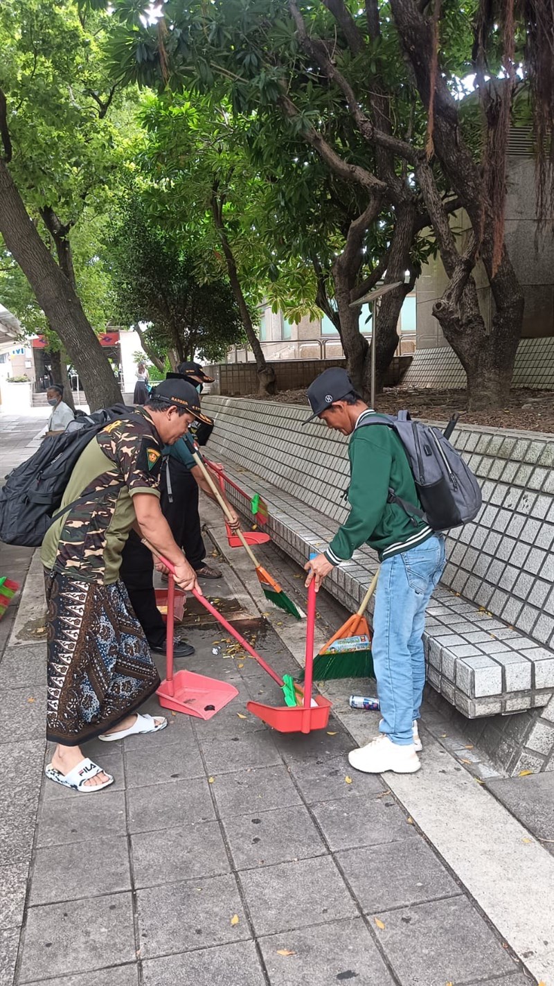Kerja bakti dimulai dari kantor sekretariat PCINU hingga Taipei Main Station. (Sumber Foto : PCINU)