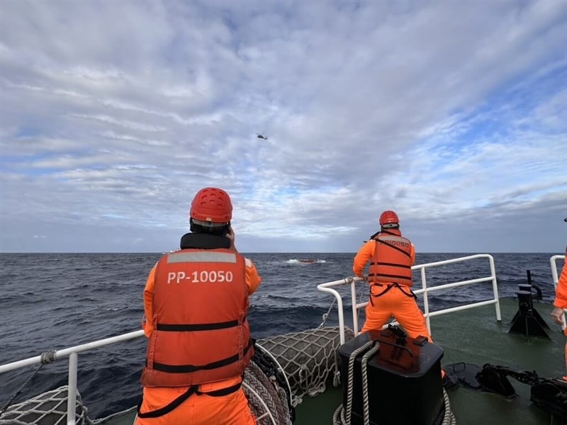 Pencarian dilakukan untuk awak kapal perikanan "Li Fa No. 168" yang terbalik pada Kamis. (Sumber Foto : Kontributor pribadi)