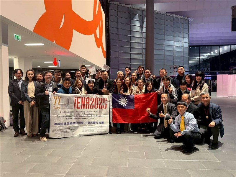 Tim penemu Taiwan berpose untuk foto bersama di Pameran Penemu dan Inovasi di Nuremberg. (Sumber Foto : Shen Yu-hao, 6 November 2025)