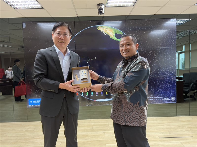 Sekretaris Direktur Jenderal Penempatan KP2MI Mocharom Ashadi (kanan) dan Direktur Jenderal Perikanan Taiwan Wang Mao-chen. (Sumber Foto : FA)