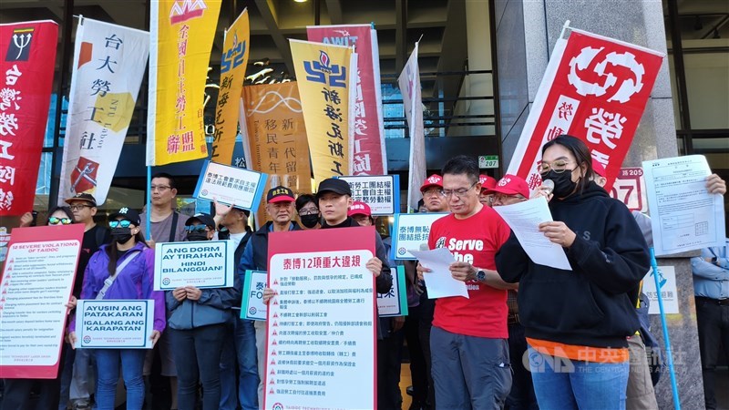 Lyn (depan, kanan), pekerja migran di TaiDoc, Sekretaris Jenderal TTLU Lennon Wong (depan, kedua dari kanan), dan yang lainnya dalam protes Jumat. (Sumber Foto : CNA, 7 November 2025)