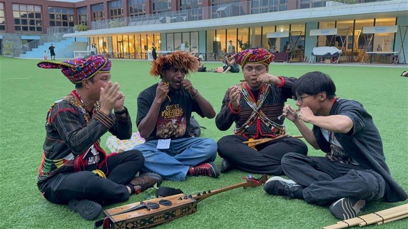 Asep memainkan alat musik khas Papua, pikon bersama dengan dua musisi dari Sabah di Taitung, 6 November 2025. (Sumber Foto : Asep Nayak)