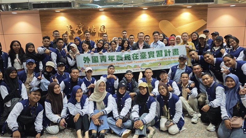 Kantor Dagang dan Ekonomi Indonesia menyambut kedatangan 61 peserta petani magang dari Indonesia pada Selasa (4/11) di Bandara Internasional Taoyuan. (Sumber Foto : KDEI)