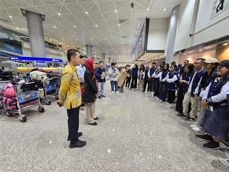 KDEI Taipei yang diwakilkan oleh Wara Agustina, Kepala Bidang Perdagangan (berkerudung merah) beserta jajarannya menyambut para pemagang tersebut di bandara Taoyuan. (Sumber Foto : KDEI).