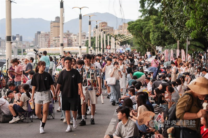 Penduduk setempat memadati Dermaga Dadaocheng Taipei. (Sumber Foto : Dokumentasi CNA).