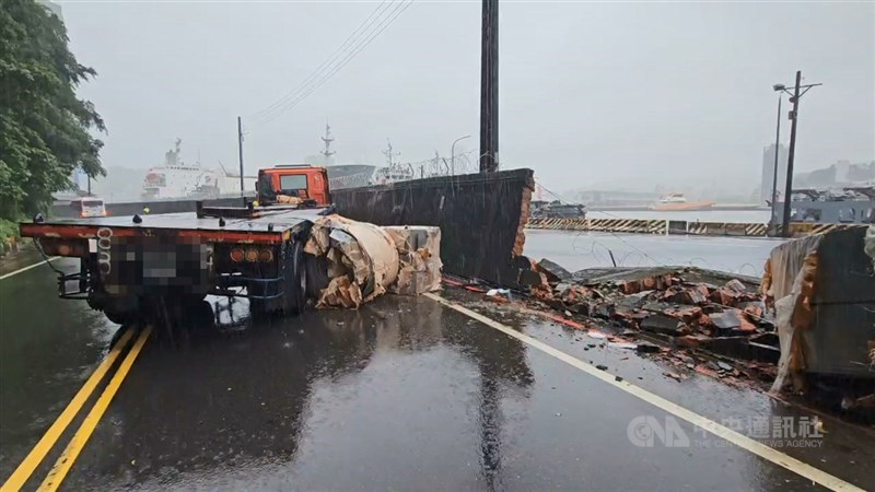 Truk yang membawa tiga gulungan baja mengalami insiden di Jalan Zhongshan III, Kota Keelung. (Sumber Foto : CNA, 11 November 2025)