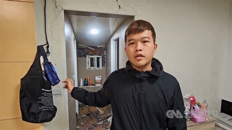 Penghuni rumah di Jalan Xiding, Kota Keelung yang terhantam batu pada Senin malam. (Sumber Foto : CNA, 11 November 2025)