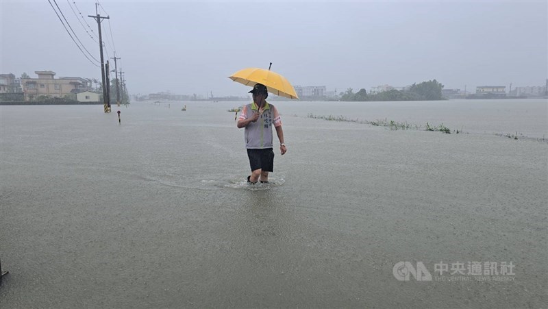 Kepala Desa Dongshan Lin Chun-fu di Kabupaten Yilan, Selasa. (Sumber Foto : CNA, 11 November 2025)