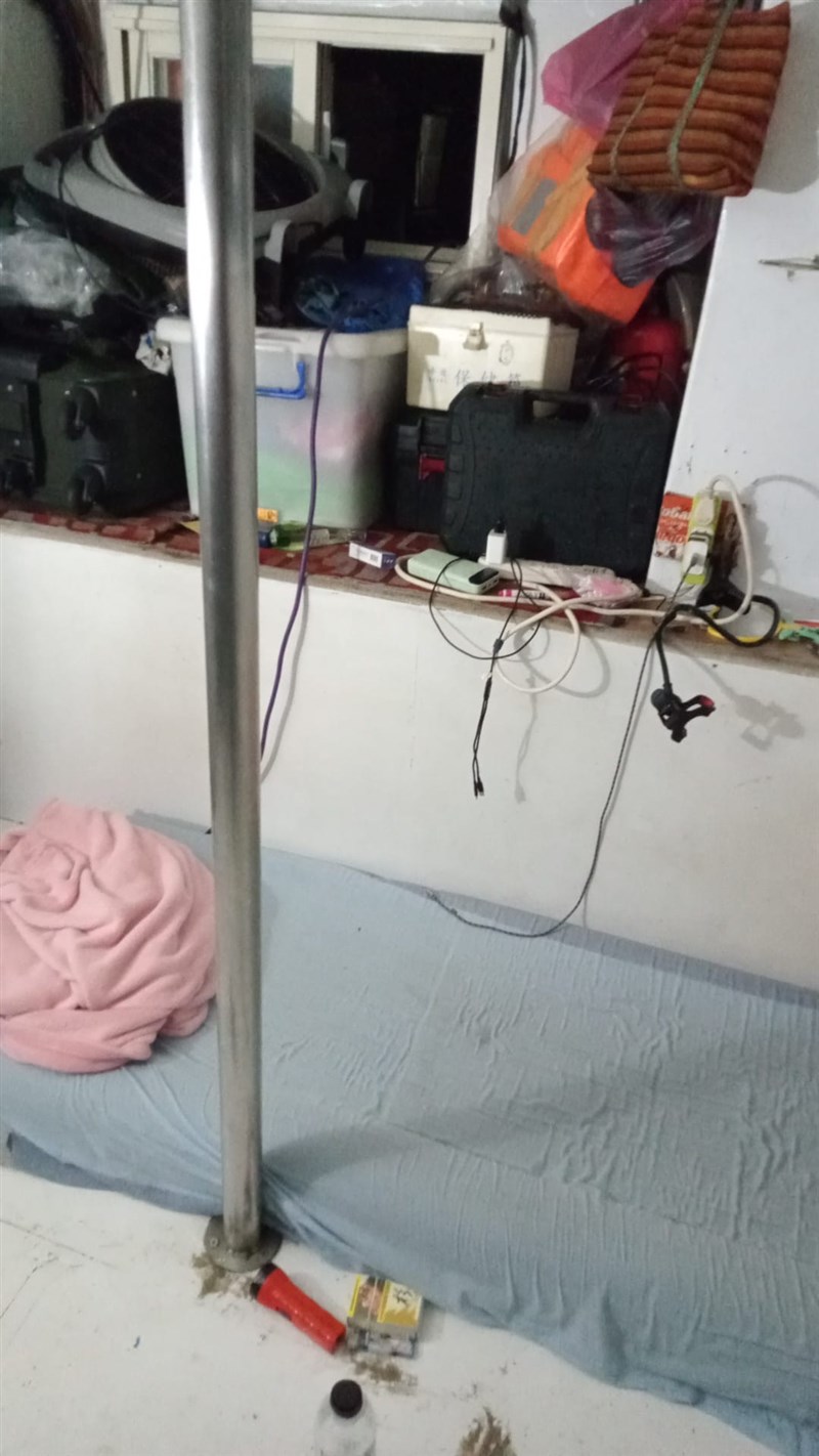 Tempat Sutarman saat berteduh dari taifun, di atas kapal ini, termasuk tempat untuk tidur. (Sumber Foto : Sutarman)