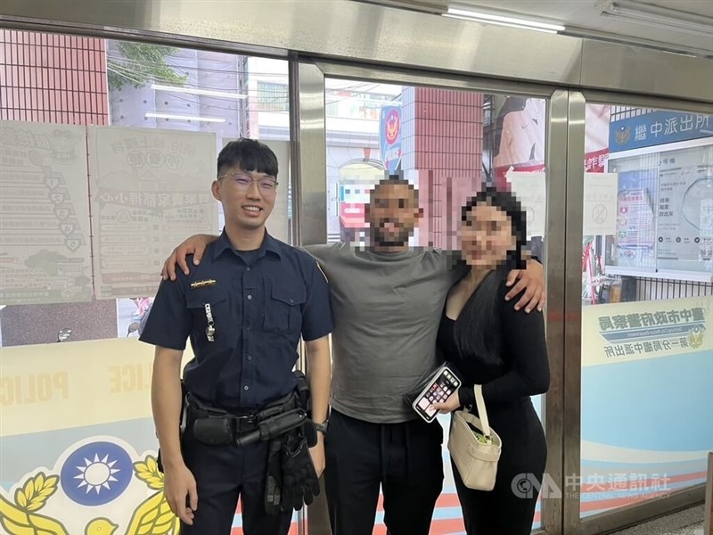 Kepolisian Taichung membantu menemukan dompet seorang wisatawan Inggris (tengah) yang hilang pada akhir Oktober. (Sumber Foto : Otoritas setempat)