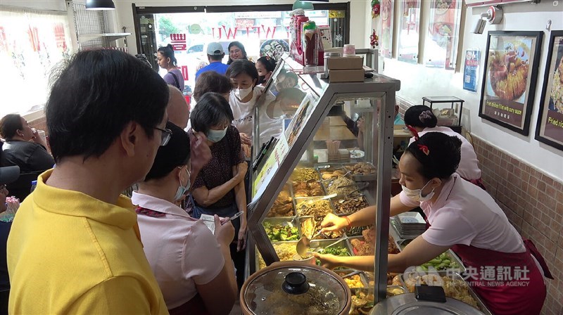 Suasana ramai di dalam restoran Fong Wei Wu. (Sumber Foto : CNA, 16 November 2025)