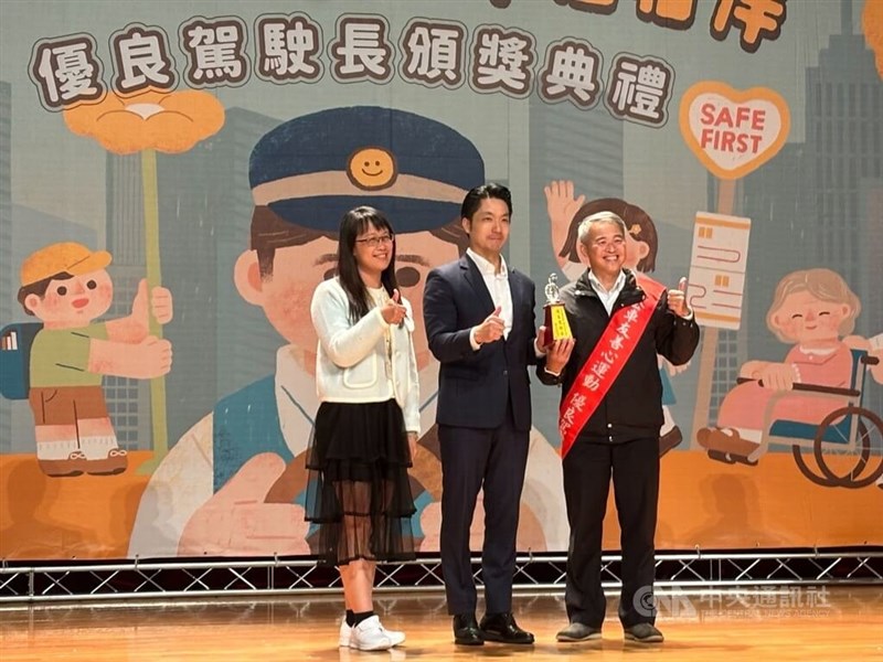 Wu Wei-chi (kanan), sopir di Taipei Bus, menerima penghargaan dari Wali Kota Taipei Chiang Wan-an (tengah), Sabtu. (Sumber Foto : CNA, 15 November 2025)