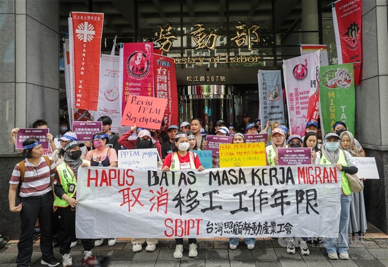 Demonstrasi menuntut penghapusan batas masa kerja pekerja migran di Kementerian Ketenagakerjaan, Taipei, 18 Mei 2025. (Sumber Foto : Dokumentasi CNA)