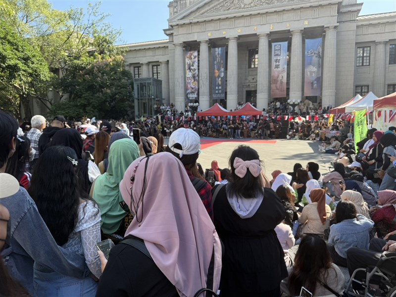 Sebanyak 1000 orang memadati pelataran museum National Taiwan museum yang bersebelahan dengan taman 228. (Sumber Foto : CNA)