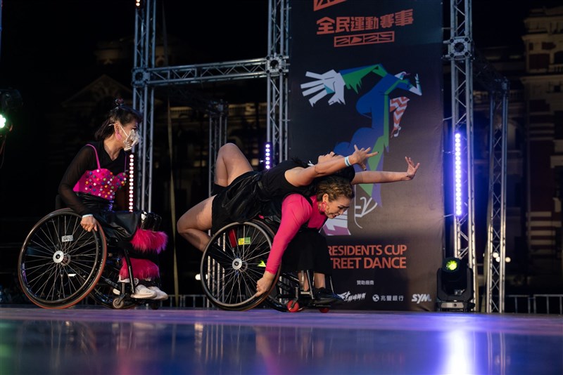 Grup tari Wheeldance Waves tampil di final Presidents Cup Street Dance di Taipei. (Sumber Foto : CNA, 16 November 2025)