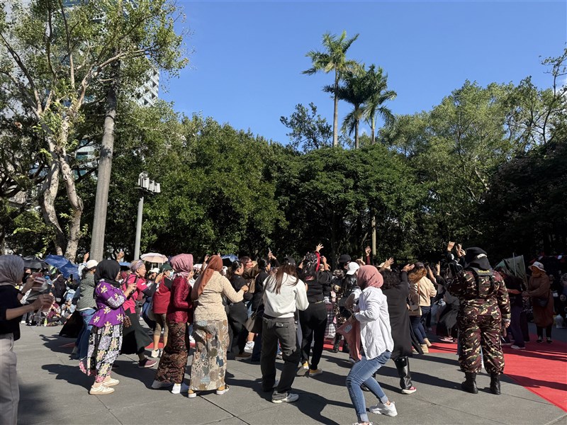 Penonton yang berjoget mengelilingi sang biaduan. (Sumber Foto : CNA)