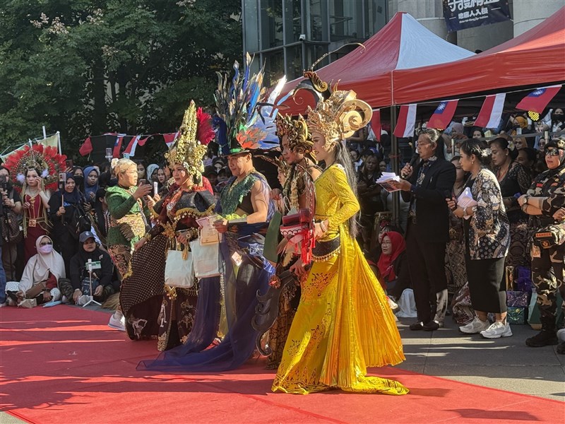 Para pemanang lomba peragaan busana. (Sumber Foto : CNA)